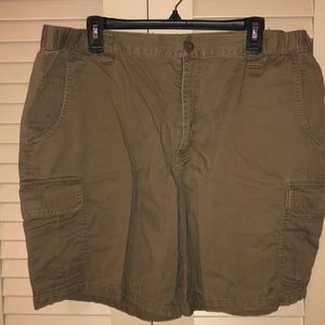 Mens 40 inch Columbia brownish olive green cargo shorts